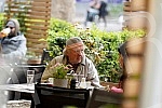 Actor Zijah Sokolovic drinks coffee in the garden of the Sumatovac restaurant despite the cold weather.Glumac Zijah Sokolovic uprkos prohladnom vremenu u basti restorana Sumatovac pije kafu.