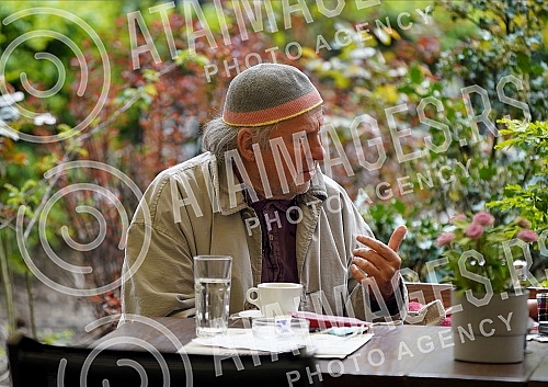 Actor Zijah Sokolovic drinks coffee in the garden of the Sumatovac restaurant despite the cold weather.Glumac Zijah Sokolovic uprkos prohladnom vremenu u basti restorana Sumatovac pije kafu.