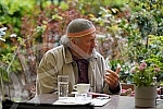 Actor Zijah Sokolovic drinks coffee in the garden of the Sumatovac restaurant despite the cold weather.Glumac Zijah Sokolovic uprkos prohladnom vremenu u basti restorana Sumatovac pije kafu.
