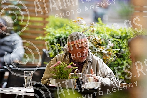 Actor Zijah Sokolovic drinks coffee in the garden of the Sumatovac restaurant despite the cold weather.Glumac Zijah Sokolovic uprkos prohladnom vremenu u basti restorana Sumatovac pije kafu.