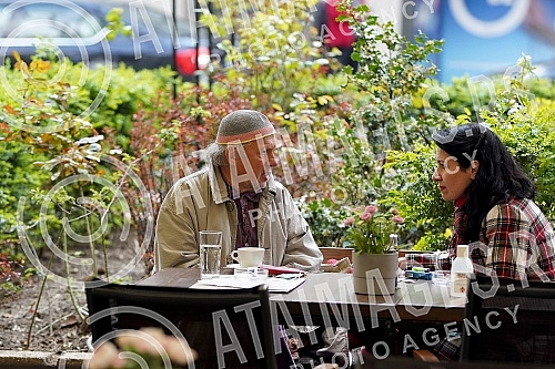 Actor Zijah Sokolovic drinks coffee in the garden of the Sumatovac restaurant despite the cold weather.Glumac Zijah Sokolovic uprkos prohladnom vremenu u basti restorana Sumatovac pije kafu.