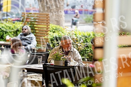 Actor Zijah Sokolovic drinks coffee in the garden of the Sumatovac restaurant despite the cold weather.Glumac Zijah Sokolovic uprkos prohladnom vremenu u basti restorana Sumatovac pije kafu.