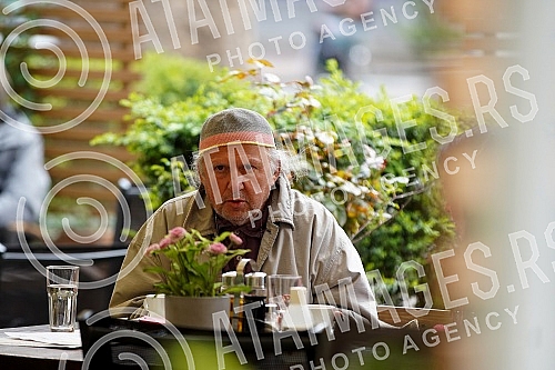 Actor Zijah Sokolovic drinks coffee in the garden of the Sumatovac restaurant despite the cold weather.Glumac Zijah Sokolovic uprkos prohladnom vremenu u basti restorana Sumatovac pije kafu.