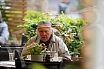 Actor Zijah Sokolovic drinks coffee in the garden of the Sumatovac restaurant despite the cold weather.Glumac Zijah Sokolovic uprkos prohladnom vremenu u basti restorana Sumatovac pije kafu.
