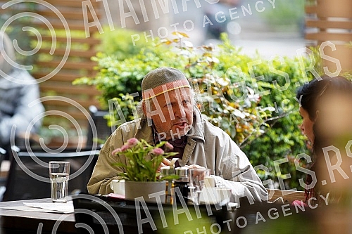 Actor Zijah Sokolovic drinks coffee in the garden of the Sumatovac restaurant despite the cold weather.Glumac Zijah Sokolovic uprkos prohladnom vremenu u basti restorana Sumatovac pije kafu.