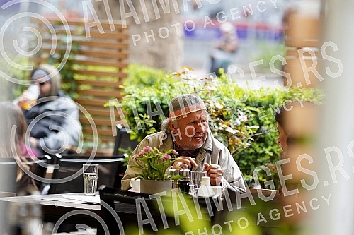 Actor Zijah Sokolovic drinks coffee in the garden of the Sumatovac restaurant despite the cold weather.Glumac Zijah Sokolovic uprkos prohladnom vremenu u basti restorana Sumatovac pije kafu.