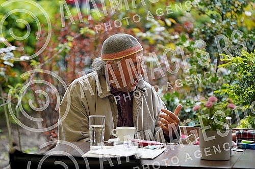 Actor Zijah Sokolovic drinks coffee in the garden of the Sumatovac restaurant despite the cold weather.Glumac Zijah Sokolovic uprkos prohladnom vremenu u basti restorana Sumatovac pije kafu.