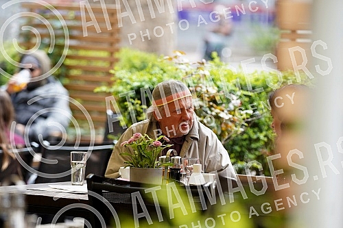 Actor Zijah Sokolovic drinks coffee in the garden of the Sumatovac restaurant despite the cold weather.Glumac Zijah Sokolovic uprkos prohladnom vremenu u basti restorana Sumatovac pije kafu.
