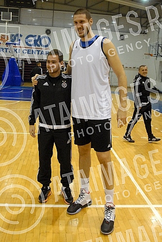 Ekipa FK Partizan pruzila je podrsku kosarkasima Partizana u Sport Eko dvorani za pred naredne meceve koji ih ocekuju. 