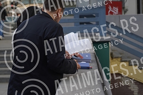 The Coalition of the United Serbia handed over to the City Election Commission the list of Vladeta Jankovic - United for the Victory of Belgrade and the signatures of support for that list for the Belgrade elections. Koalicija Ujedinjena Srbija pre