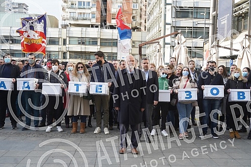 The Coalition of the United Serbia handed over to the City Election Commission the list of Vladeta Jankovic - United for the Victory of Belgrade and the signatures of support for that list for the Belgrade elections. Koalicija Ujedinjena Srbija pre