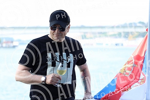 In anticipation of the scheduled concerts of Ace Pejovic on Tas, the singer organized an afternoon river cruise for the media.U susret zakazanim koncertima Ace Pejovica na Tasu, pevac je organizoavo popodnevno krstarenje rekom Savom za medije.