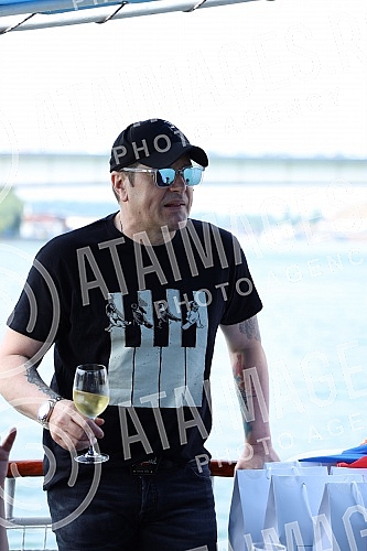 In anticipation of the scheduled concerts of Ace Pejovic on Tas, the singer organized an afternoon river cruise for the media.U susret zakazanim koncertima Ace Pejovica na Tasu, pevac je organizoavo popodnevno krstarenje rekom Savom za medije.