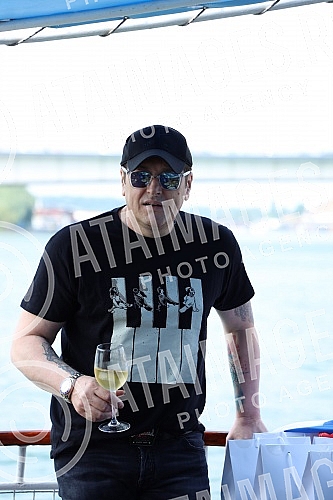In anticipation of the scheduled concerts of Ace Pejovic on Tas, the singer organized an afternoon river cruise for the media.U susret zakazanim koncertima Ace Pejovica na Tasu, pevac je organizoavo popodnevno krstarenje rekom Savom za medije.
