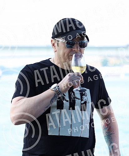 In anticipation of the scheduled concerts of Ace Pejovic on Tas, the singer organized an afternoon river cruise for the media.U susret zakazanim koncertima Ace Pejovica na Tasu, pevac je organizoavo popodnevno krstarenje rekom Savom za medije.