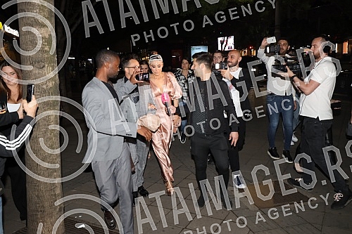 The daily Informer is celebrating its 10th birthday, and a gala celebration has been organized at the Kasina Club.Dnevni list Informer proslavlja 10. rodjendan te su u klubu Kasina organizovali gala proslavu.