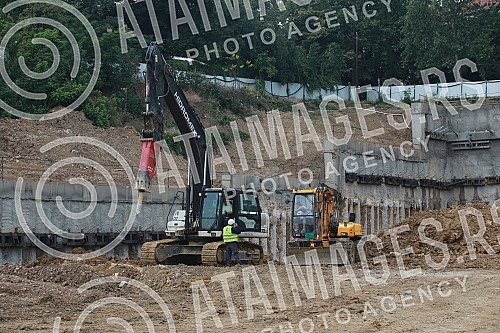  Serbian President Aleksandar Vucic and European Commissioner for Enlargement Olivér Várhelyi visited the works on the construction of the University Children's Clinic 