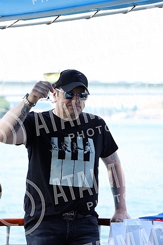 In anticipation of the scheduled concerts of Ace Pejovic on Tas, the singer organized an afternoon river cruise for the media.U susret zakazanim koncertima Ace Pejovica na Tasu, pevac je organizoavo popodnevno krstarenje rekom Savom za medije.