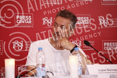 Promotion of the book of poetry Sapat andjela by Snezana Teodoropoulos was held at the UNS press center.Promocija knjige poezije Sapat andjela Snezana Teodoropulos odrzana je u press centru UNS-a.