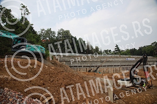  Serbian President Aleksandar Vucic and European Commissioner for Enlargement Olivér Várhelyi visited the works on the construction of the University Children's Clinic 