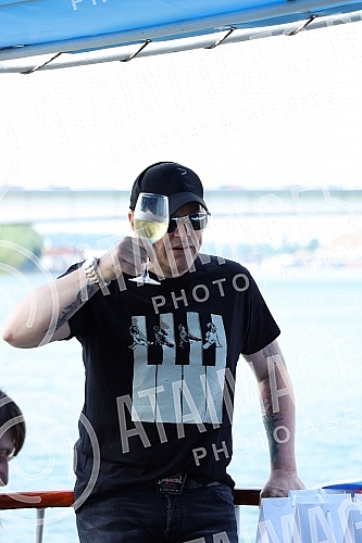 In anticipation of the scheduled concerts of Ace Pejovic on Tas, the singer organized an afternoon river cruise for the media.U susret zakazanim koncertima Ace Pejovica na Tasu, pevac je organizoavo popodnevno krstarenje rekom Savom za medije.