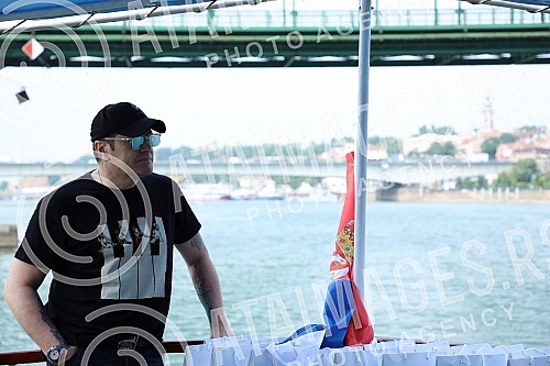 In anticipation of the scheduled concerts of Ace Pejovic on Tas, the singer organized an afternoon river cruise for the media.U susret zakazanim koncertima Ace Pejovica na Tasu, pevac je organizoavo popodnevno krstarenje rekom Savom za medije.