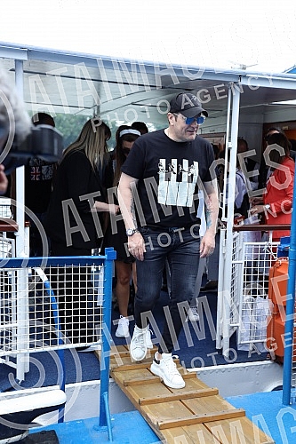 In anticipation of the scheduled concerts of Ace Pejovic on Tas, the singer organized an afternoon river cruise for the media.U susret zakazanim koncertima Ace Pejovica na Tasu, pevac je organizoavo popodnevno krstarenje rekom Savom za medije.