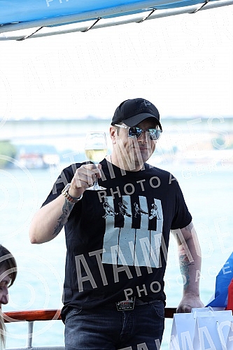 In anticipation of the scheduled concerts of Ace Pejovic on Tas, the singer organized an afternoon river cruise for the media.U susret zakazanim koncertima Ace Pejovica na Tasu, pevac je organizoavo popodnevno krstarenje rekom Savom za medije.