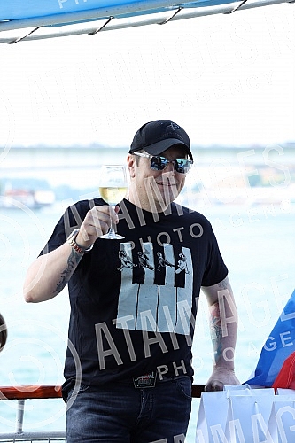 In anticipation of the scheduled concerts of Ace Pejovic on Tas, the singer organized an afternoon river cruise for the media.U susret zakazanim koncertima Ace Pejovica na Tasu, pevac je organizoavo popodnevno krstarenje rekom Savom za medije.