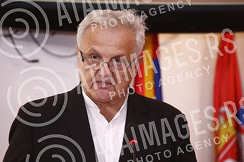 Promotion of the book of poetry Sapat andjela by Snezana Teodoropoulos was held at the UNS press center.Promocija knjige poezije Sapat andjela Snezana Teodoropulos odrzana je u press centru UNS-a.