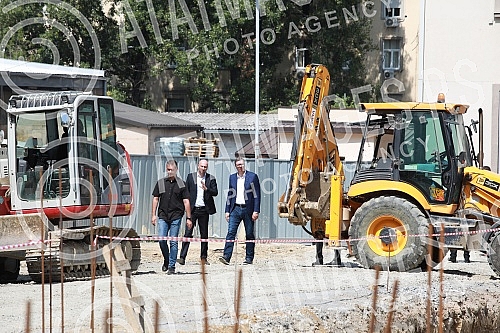 The President of the Republic of Serbia, Aleksandar Vucic, visited the final works on the reconstruction and construction of the Clinical Center of Serbia.Predsednik Republike Srbije Aleksandar Vucic obisao je zavrsne radove na rekonstrukciji i izg
