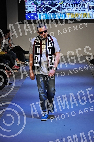 Models of modeling agency Select presented a unique collection of movements Grobarski trash romanticism , with a collection of tracksuits of designer Ivan Golubovic, designed in the spirit of the Partizan. Modeli modne agencije Select predstavili su