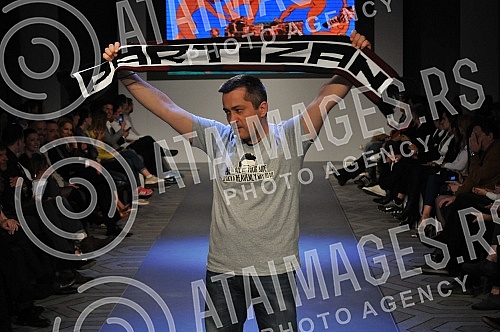 Models of modeling agency Select presented a unique collection of movements Grobarski trash romanticism , with a collection of tracksuits of designer Ivan Golubovic, designed in the spirit of the Partizan. Modeli modne agencije Select predstavili su