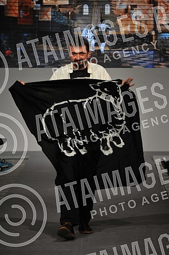 Models of modeling agency Select presented a unique collection of movements Grobarski trash romanticism , with a collection of tracksuits of designer Ivan Golubovic, designed in the spirit of the Partizan. Modeli modne agencije Select predstavili su