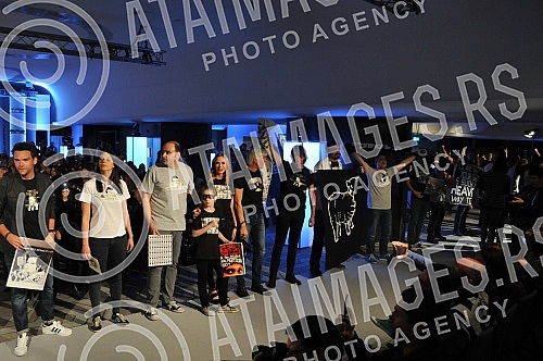 Models of modeling agency Select presented a unique collection of movements Grobarski trash romanticism , with a collection of tracksuits of designer Ivan Golubovic, designed in the spirit of the Partizan. Modeli modne agencije Select predstavili su