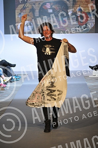 Models of modeling agency Select presented a unique collection of movements Grobarski trash romanticism , with a collection of tracksuits of designer Ivan Golubovic, designed in the spirit of the Partizan. Modeli modne agencije Select predstavili su