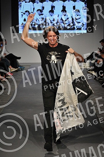 Models of modeling agency Select presented a unique collection of movements Grobarski trash romanticism , with a collection of tracksuits of designer Ivan Golubovic, designed in the spirit of the Partizan. Modeli modne agencije Select predstavili su