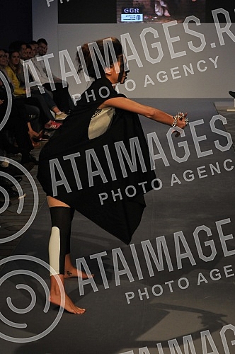 Models of modeling agency Select presented a unique collection of movements Grobarski trash romanticism , with a collection of tracksuits of designer Ivan Golubovic, designed in the spirit of the Partizan. Modeli modne agencije Select predstavili su