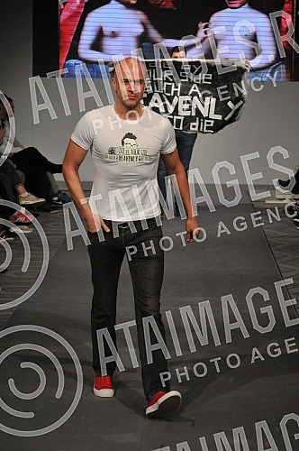 Models of modeling agency Select presented a unique collection of movements Grobarski trash romanticism , with a collection of tracksuits of designer Ivan Golubovic, designed in the spirit of the Partizan. Modeli modne agencije Select predstavili su