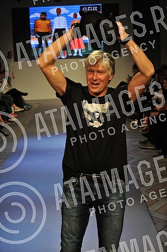 Models of modeling agency Select presented a unique collection of movements Grobarski trash romanticism , with a collection of tracksuits of designer Ivan Golubovic, designed in the spirit of the Partizan. Modeli modne agencije Select predstavili su