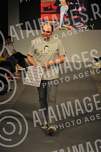 Models of modeling agency Select presented a unique collection of movements Grobarski trash romanticism , with a collection of tracksuits of designer Ivan Golubovic, designed in the spirit of the Partizan. Modeli modne agencije Select predstavili su