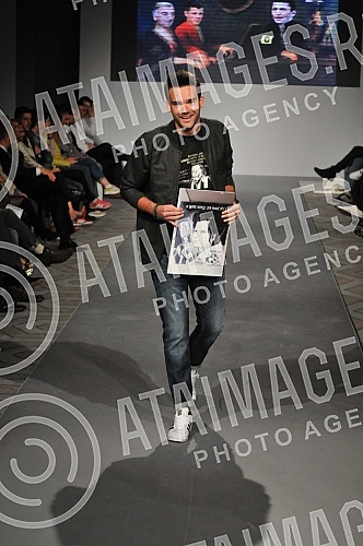 Models of modeling agency Select presented a unique collection of movements Grobarski trash romanticism , with a collection of tracksuits of designer Ivan Golubovic, designed in the spirit of the Partizan. Modeli modne agencije Select predstavili su