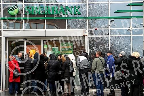 The Banking Agency of the Republika Srpska has taken over the management of Sberbank in the Republika Srpska, in accordance with the legal possibility, and in front of the central Sberbank in Banja Luka there is still a big crowd.Agencija za bankar