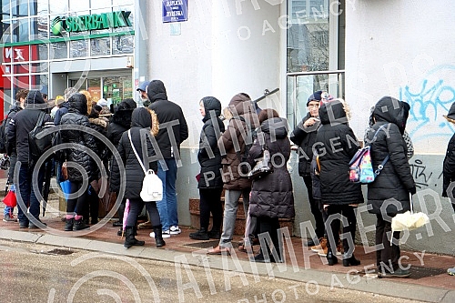 The Banking Agency of the Republika Srpska has taken over the management of Sberbank in the Republika Srpska, in accordance with the legal possibility, and in front of the central Sberbank in Banja Luka there is still a big crowd.Agencija za bankar