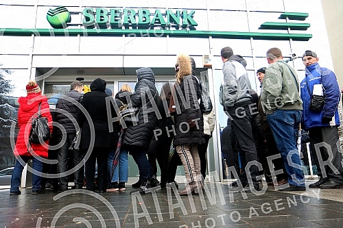 The Banking Agency of the Republika Srpska has taken over the management of Sberbank in the Republika Srpska, in accordance with the legal possibility, and in front of the central Sberbank in Banja Luka there is still a big crowd.Agencija za bankar