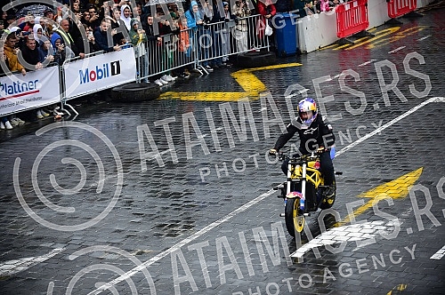 As part of the Redbull Show Run event, David Coulthard in the RB7 F1 car, the Drift Brothers in their BMW Drift cars and Arunas Aras Gibieza on a stunt motorcycle drove through the streets of Belgrade.U okviru Redbull Show Run dogadjaja beogradskim
