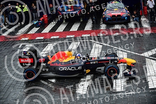 As part of the Redbull Show Run event, David Coulthard in the RB7 F1 car, the Drift Brothers in their BMW Drift cars and Arunas Aras Gibieza on a stunt motorcycle drove through the streets of Belgrade.U okviru Redbull Show Run dogadjaja beogradskim