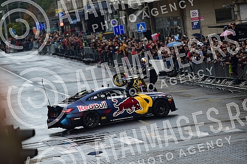 As part of the Redbull Show Run event, David Coulthard in the RB7 F1 car, the Drift Brothers in their BMW Drift cars and Arunas Aras Gibieza on a stunt motorcycle drove through the streets of Belgrade.U okviru Redbull Show Run dogadjaja beogradskim