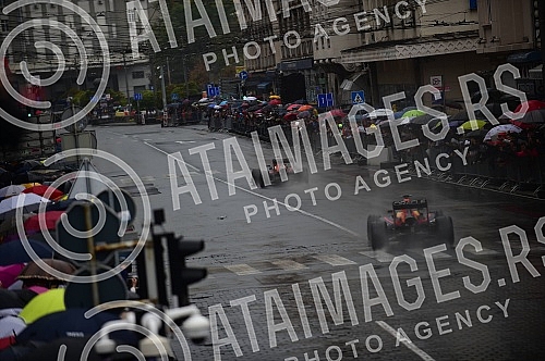 As part of the Redbull Show Run event, David Coulthard in the RB7 F1 car, the Drift Brothers in their BMW Drift cars and Arunas Aras Gibieza on a stunt motorcycle drove through the streets of Belgrade.U okviru Redbull Show Run dogadjaja beogradskim