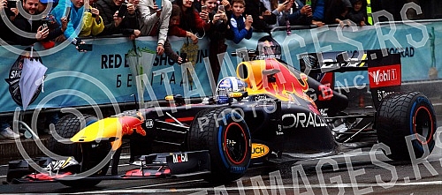 As part of the Redbull Show Run event, David Coulthard in the RB7 F1 car, the Drift Brothers in their BMW Drift cars and Arunas Aras Gibieza on a stunt motorcycle drove through the streets of Belgrade.U okviru Redbull Show Run dogadjaja beogradskim